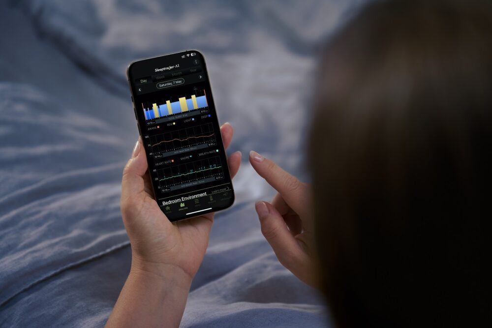 Person using the TEMPUR sleep app, giving unique insights into sleep behaviour as well as tips and tricks to improve sleep quality