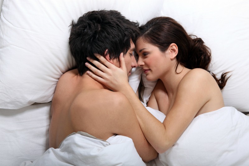 Image of happy couple naked in bed