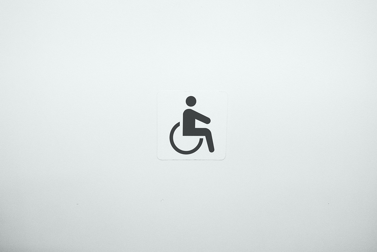 graphique d'un utilisateur de fauteuil roulant au milieu d'un carré blanc