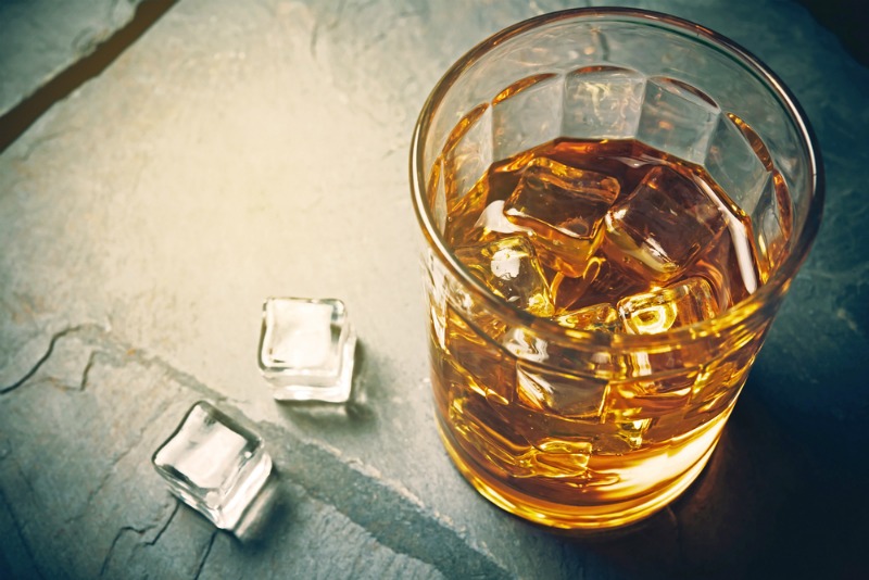 Ein Bild, das Alkohol zeigt, der Albträume verursachen kann