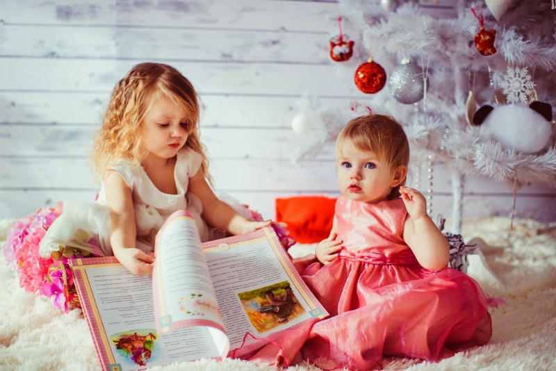 Image de deux enfants en train de lire