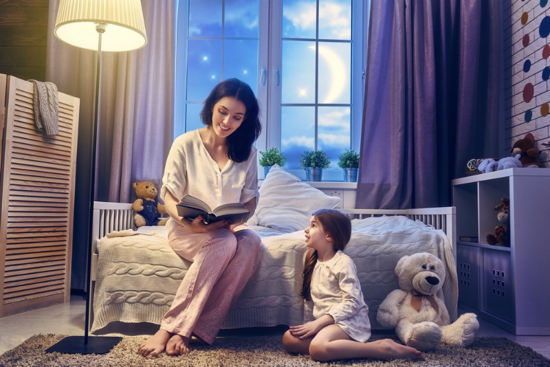 Image d'un parent lisant à un enfant